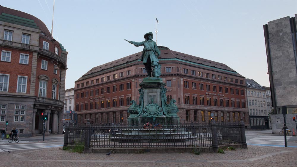 Niels Juhl Statue – HelloEcho.com